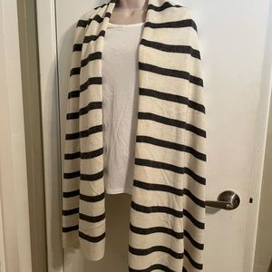Gap knit scarf wrap. Dark grey on cream.